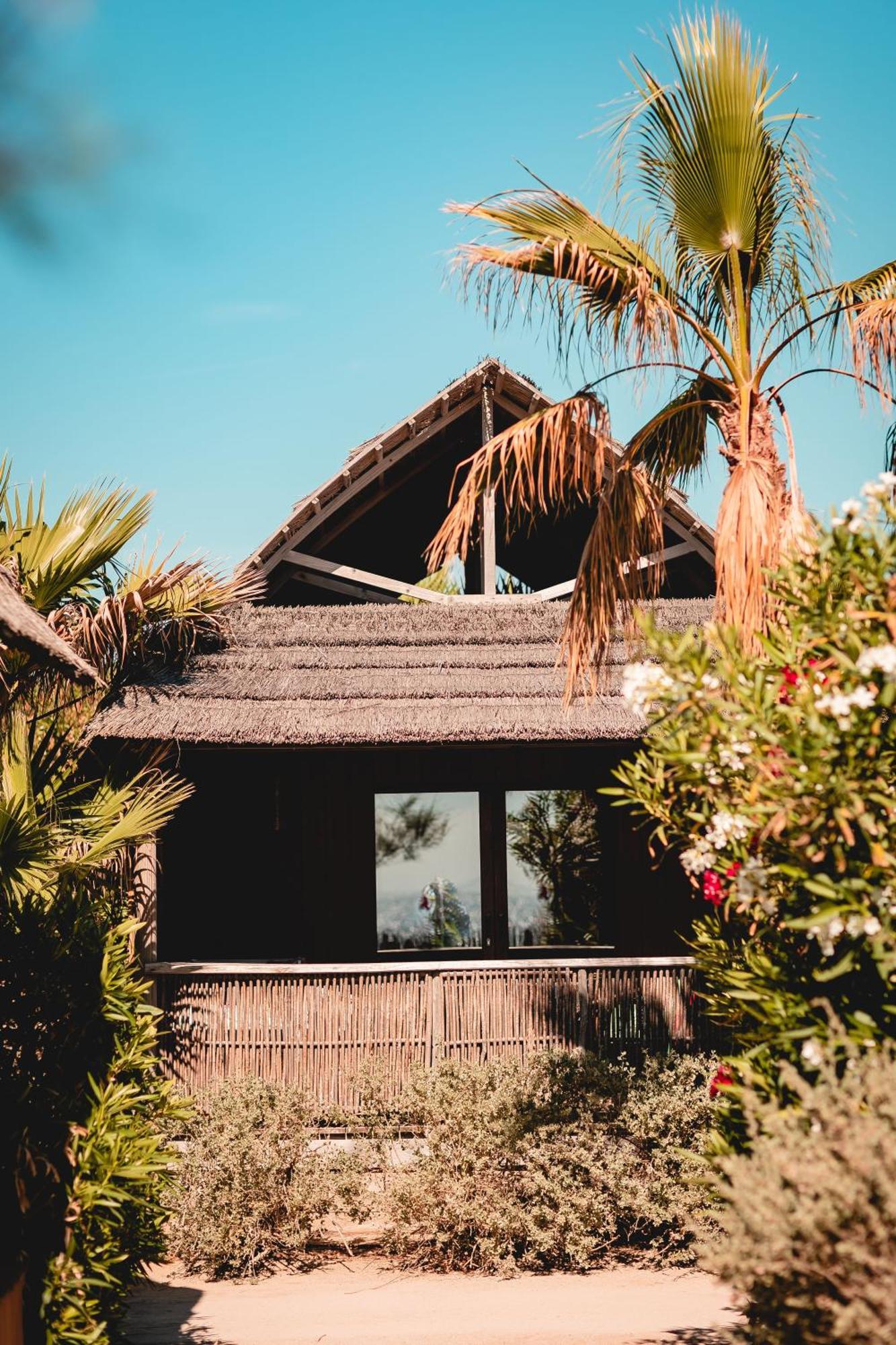 Premium Tiki Hutte mit Garten - Bungalow mit 2 Schlafzimmern (4 Erwachsene + 2 Kinder)