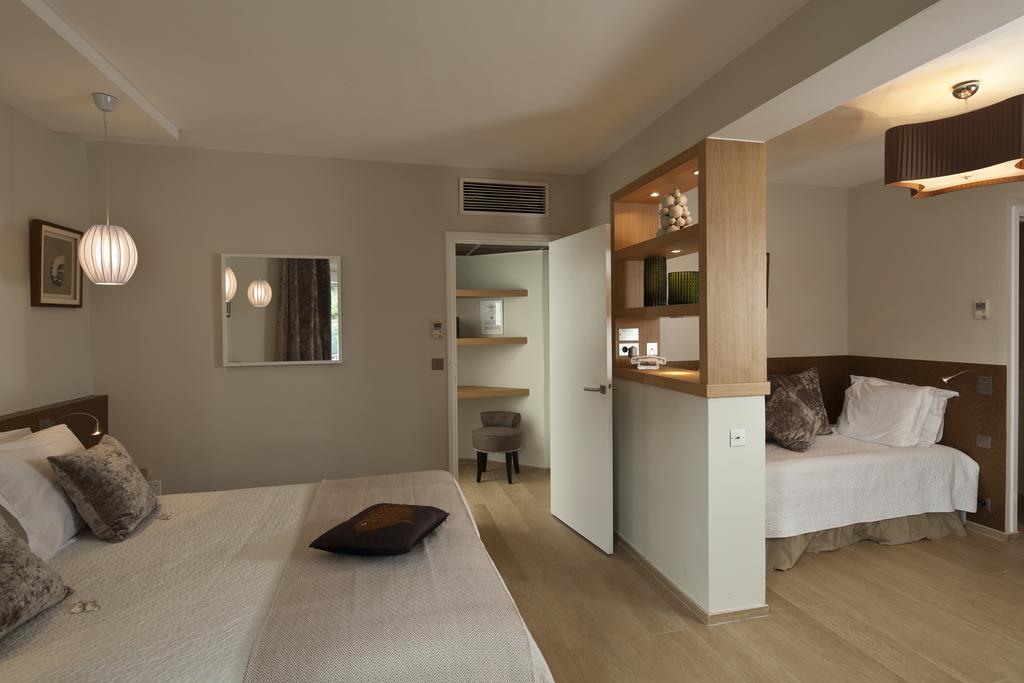Deluxe Dreibettzimmer mit Straßenblick